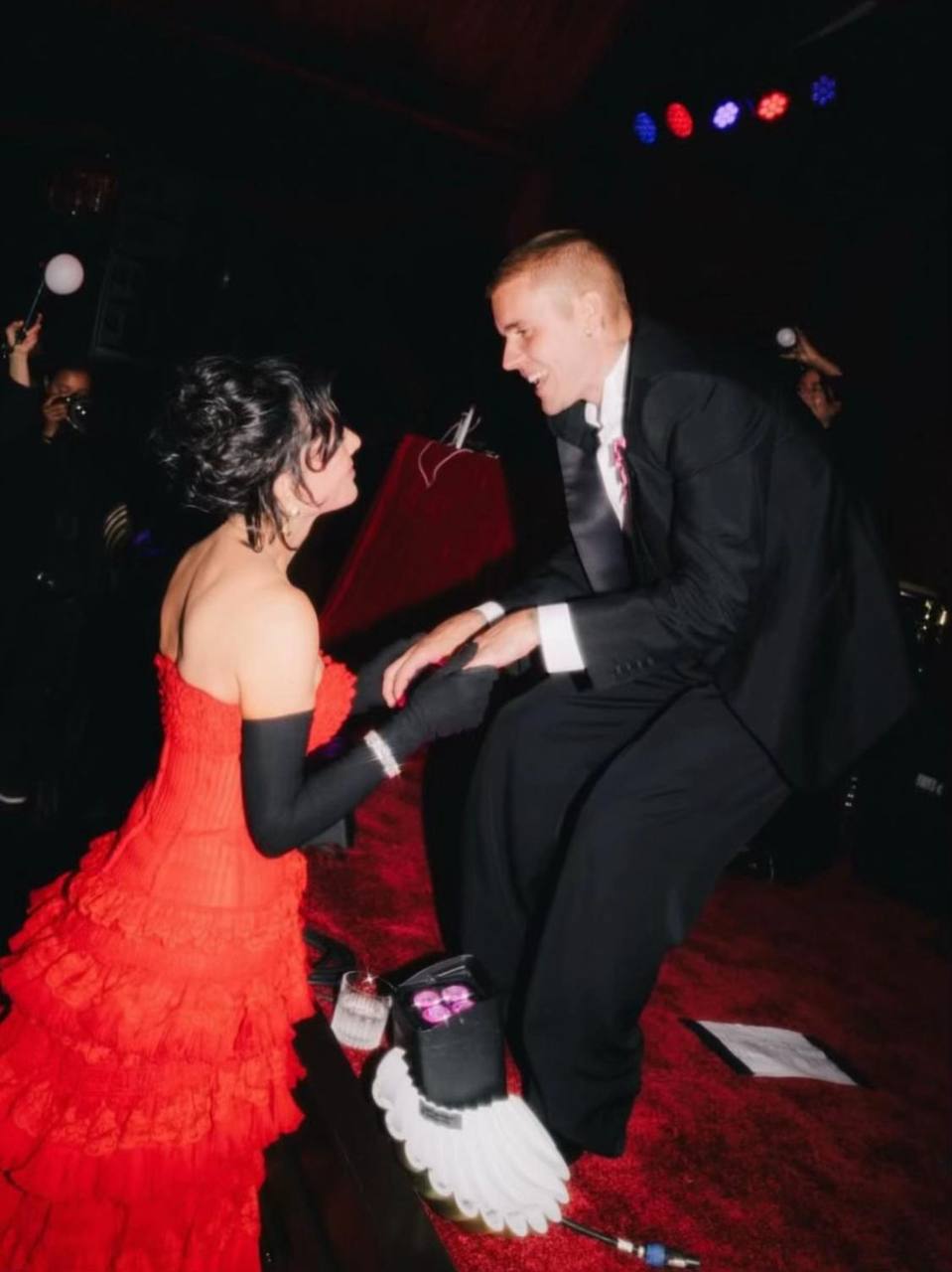 Джастин Бибер танцует с Крис Дженнер на ее 70-летие