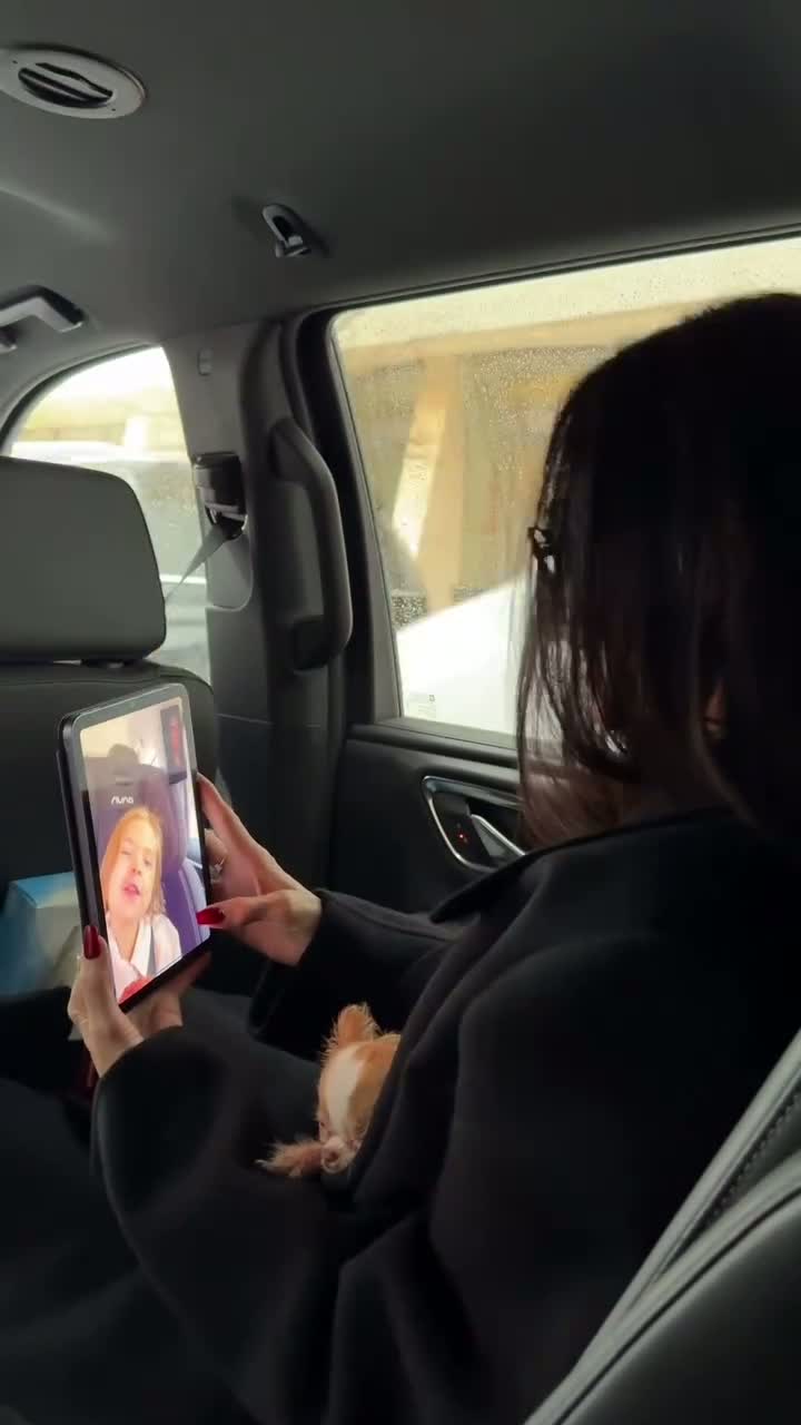 Деми Мур показала, как двухлетняя внучка поздравила её с днём рождения