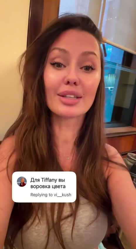 Виктория Боня возмущена тем, что цвет бренда ее косметики сравнивают с Тиффани: «Это цвет, который символизирует небо в Забайкалье, под которым я росла, там самое голубое, самое яркое небо!
