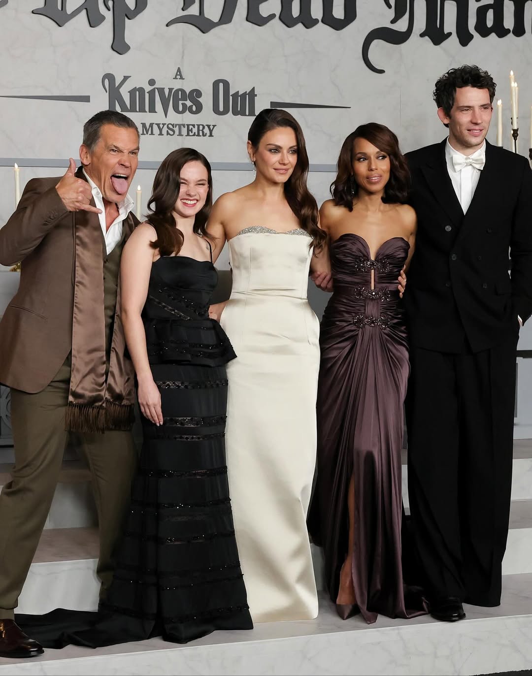 Звезды фильма «Проснись мертвецом: Загадка убийства» — Джош Бролин, Кейли Спани, Мила Кунис, Керри Вашингтон и Джош О’Коннор — посетили премьеру в ЛА