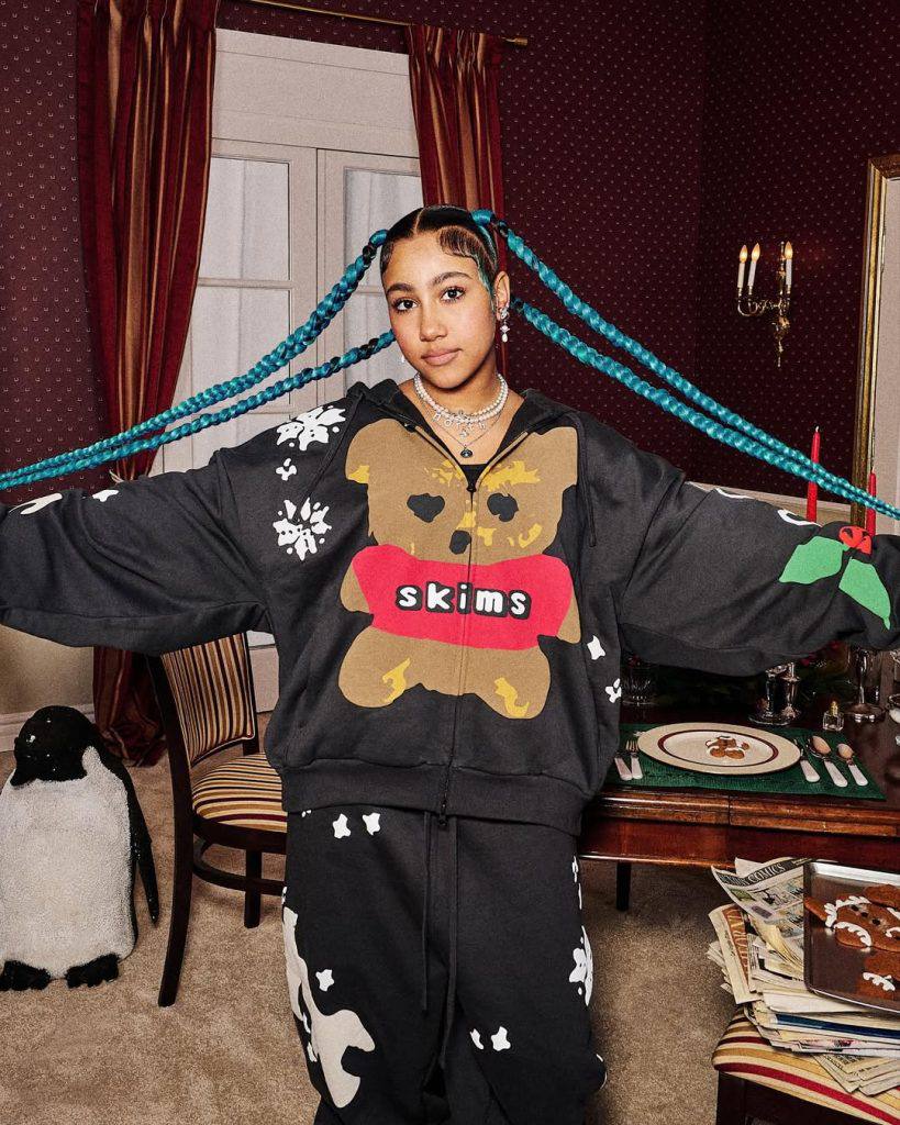 Норт Уэст снова снялась в рекламном бренде своей матери Skims