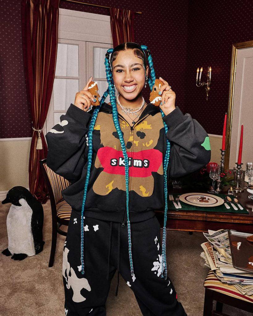 Норт Уэст снова снялась в рекламном бренде своей матери Skims