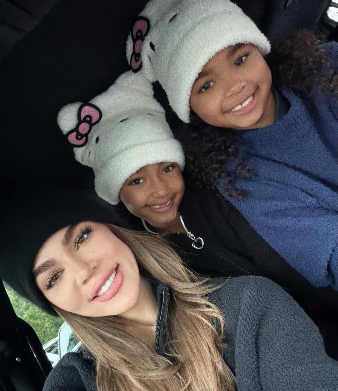 Новое милое фото Хлои Кардашьян с детьми