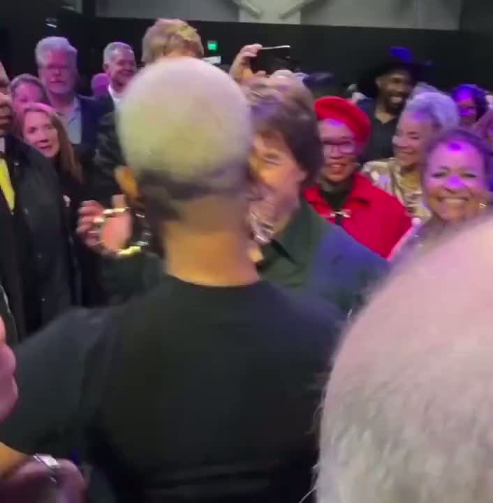  Заряжаемся позитивным настроением от Тома Круза, который зажег на танцполе после получения почётного «Оскара»