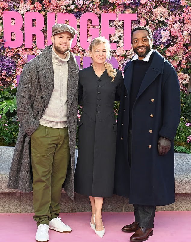 В Лондоне на площади Лестер‑сквер установили бронзовую статую Бриджит Джонс в честь 25‑летия франшизы «Дневник Бриджит Джонс»