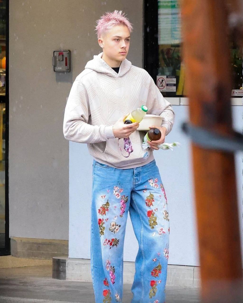 17-летний сын Анджелины Джоли и Брэда Питта Нокс перекрасил волосы в розовый