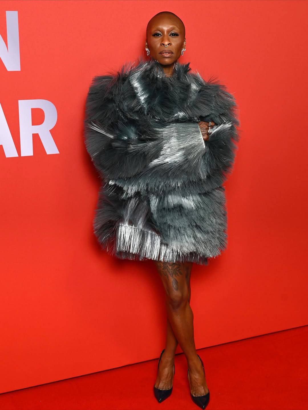 Синтия Эриво, Том Хиддлсон с Зави Эштон и Хиро Файнс Тиффин на красной  дорожке церемонии награждения British GQ Men of the Year Award