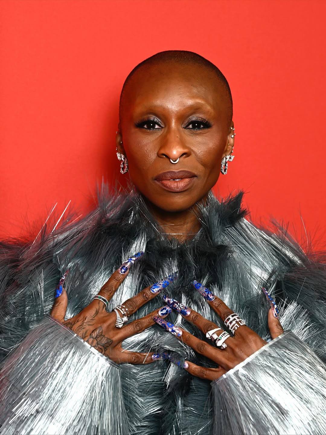 Синтия Эриво, Том Хиддлсон с Зави Эштон и Хиро Файнс Тиффин на красной  дорожке церемонии награждения British GQ Men of the Year Award