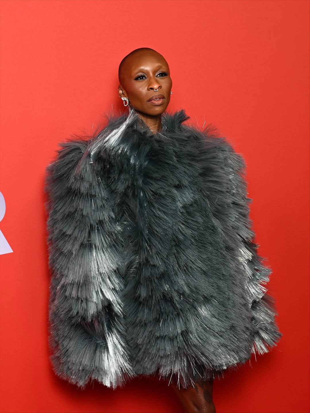 Синтия Эриво, Том Хиддлсон с Зави Эштон и Хиро Файнс Тиффин на красной  дорожке церемонии награждения British GQ Men of the Year Award