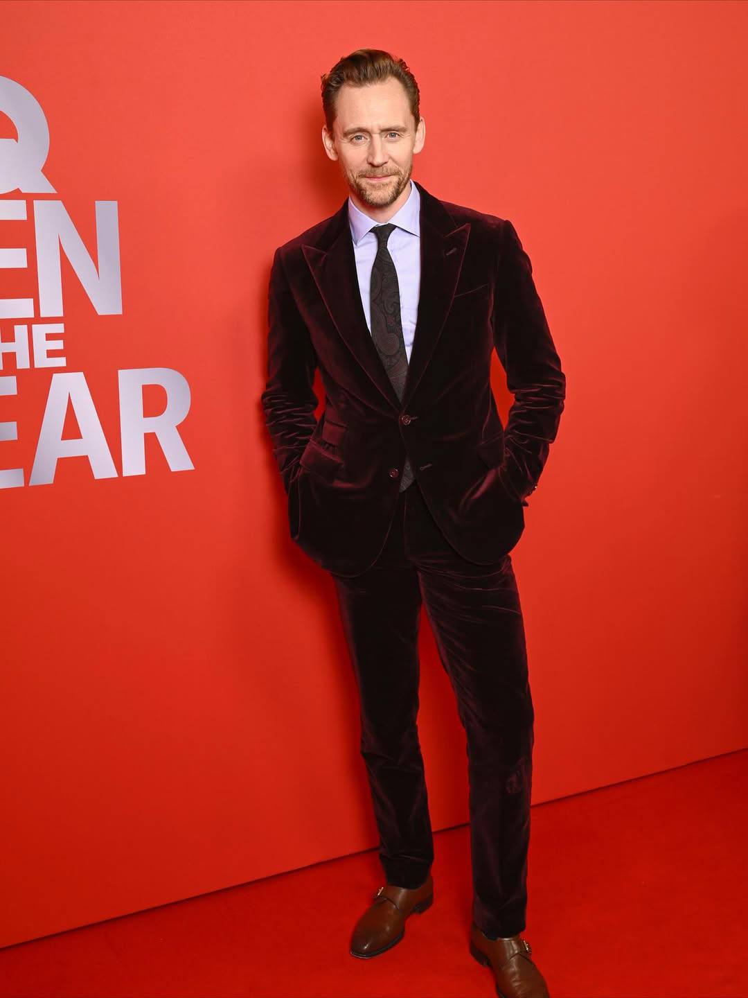 Синтия Эриво, Том Хиддлсон с Зави Эштон и Хиро Файнс Тиффин на красной  дорожке церемонии награждения British GQ Men of the Year Award