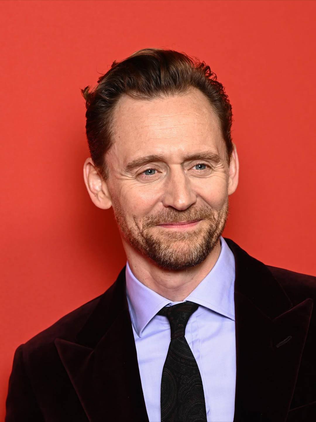 Синтия Эриво, Том Хиддлсон с Зави Эштон и Хиро Файнс Тиффин на красной  дорожке церемонии награждения British GQ Men of the Year Award