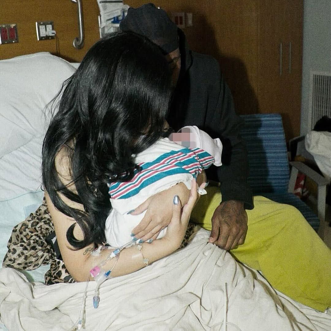 Карди Би впервые показала снимки новорожденного сына