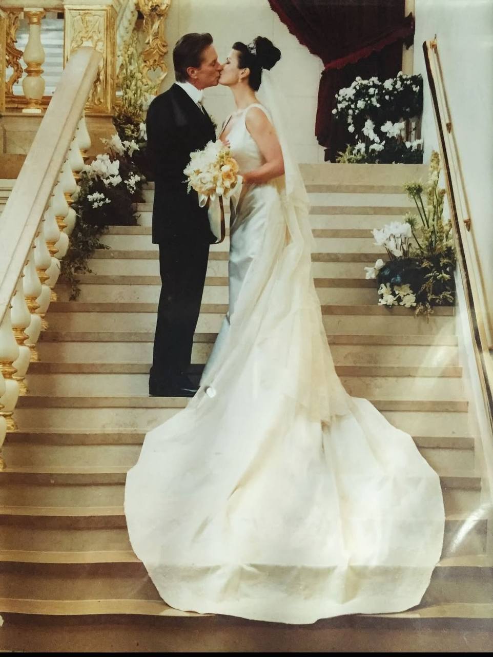 Кетрин Зета-Джонс поделилась трогательными кадрами по случаю 25 годовщины свадьбы с Майклом Дугласом