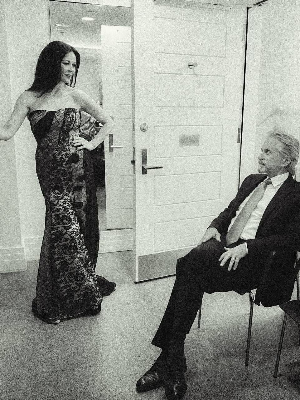 Кетрин Зета-Джонс поделилась трогательными кадрами по случаю 25 годовщины свадьбы с Майклом Дугласом