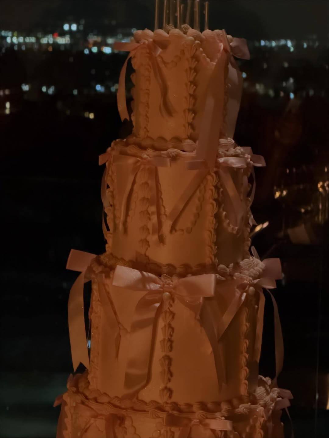 Помимо актрис, сегодня свой день рождения отмечает прекрасная Хейли Бибер, которая еще накануне праздника поделилась фотографиями