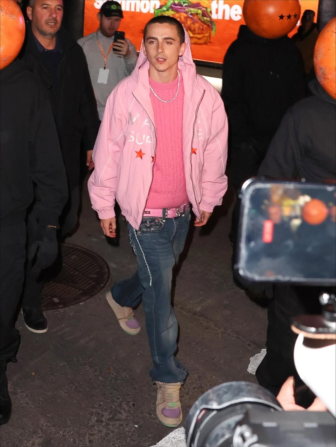 Тимоти Шаламе с шиком явился на поп-ап мероприятие фильма «Marty Supreme» в ярко-розовом наряде