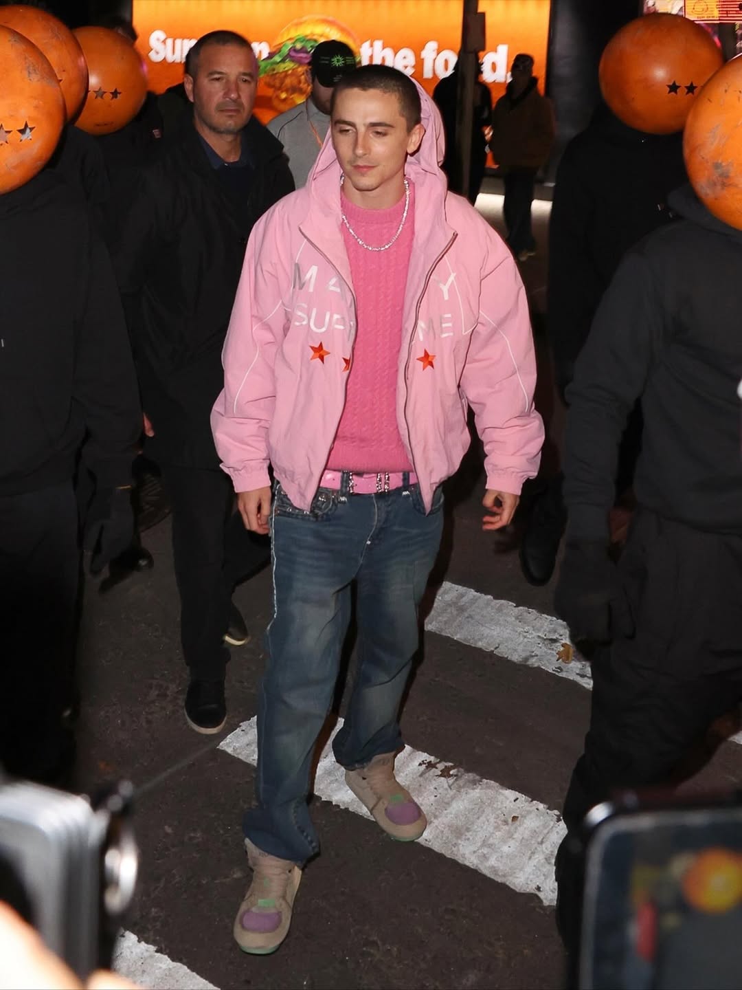 Тимоти Шаламе с шиком явился на поп-ап мероприятие фильма «Marty Supreme» в ярко-розовом наряде