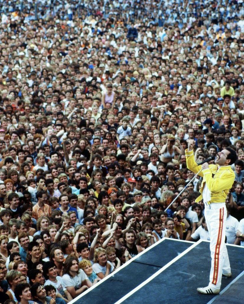 34 года назад, в возрасте 45 лет, скончался певец и солист группы Queen Фредди Меркьюри