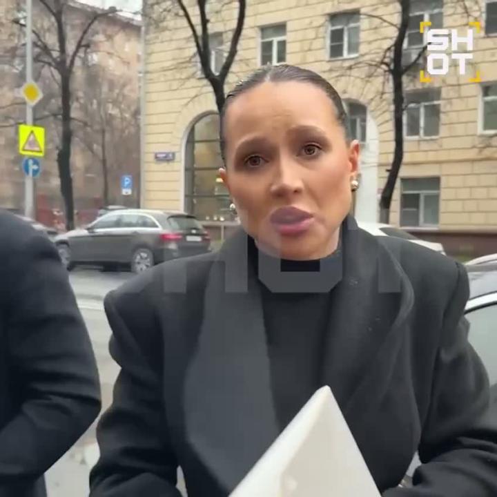 Беременная Лерчек приехала в суд с отцом будущего ребенка Луисом Сквиччиарини, который до этого был ее учителем по танцам