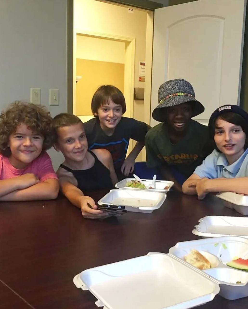 Звезды сериала «Очень странные дела» во время первой читки сценария в 2014 году