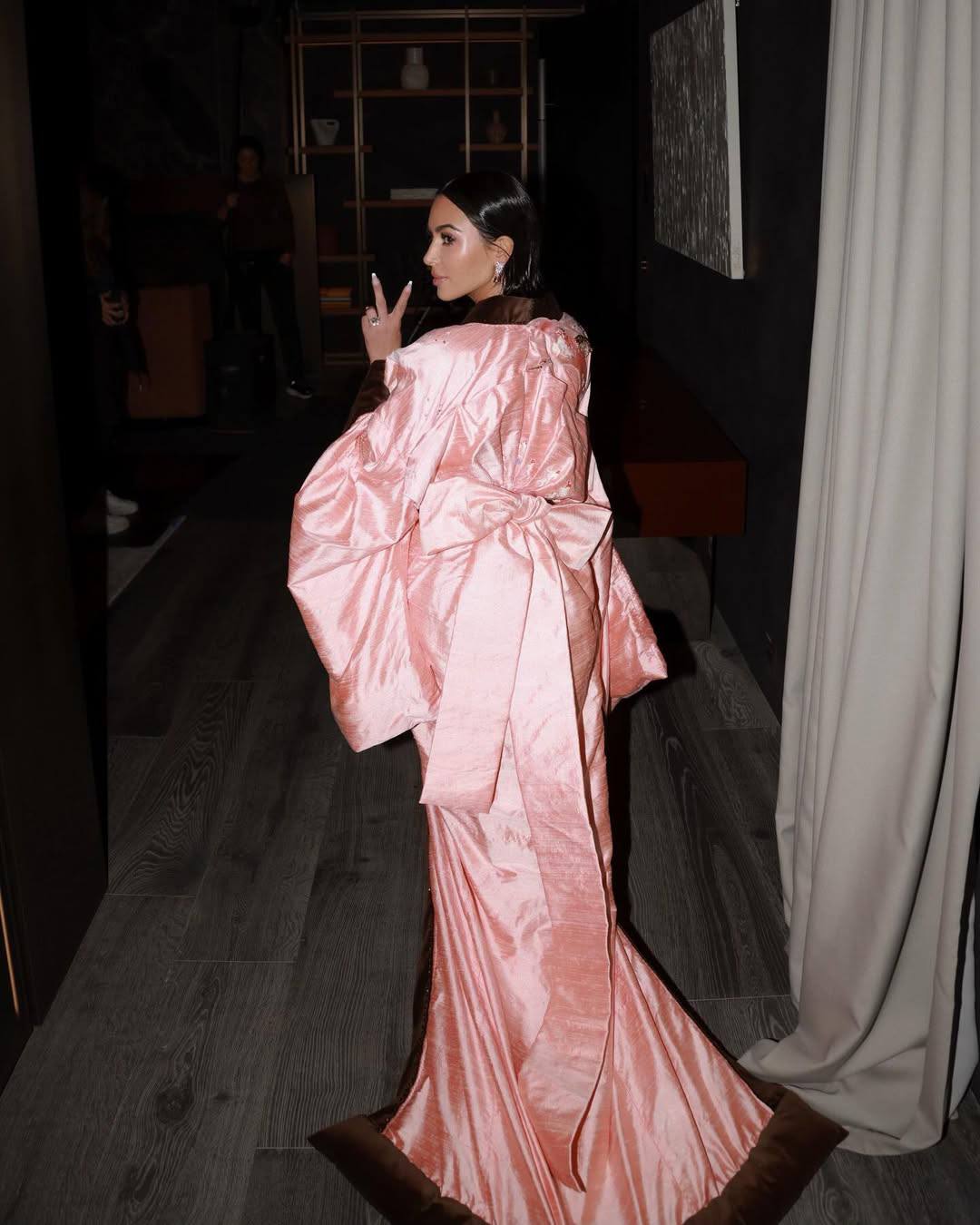 Шикарная Ким Кардашьян на новых фотографиях у себя в профиле