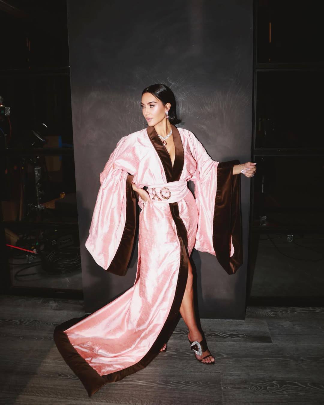 Шикарная Ким Кардашьян на новых фотографиях у себя в профиле