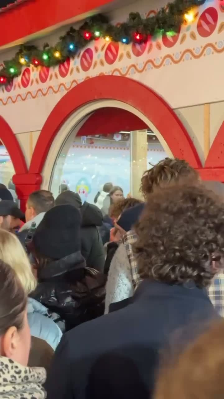 «Смотри какой Филипп сладкий пупсик» – директор Филиппа Киркорова Максим Ситник подрался с блогером Суадом Муратовичем на открытии ГУМ-катка