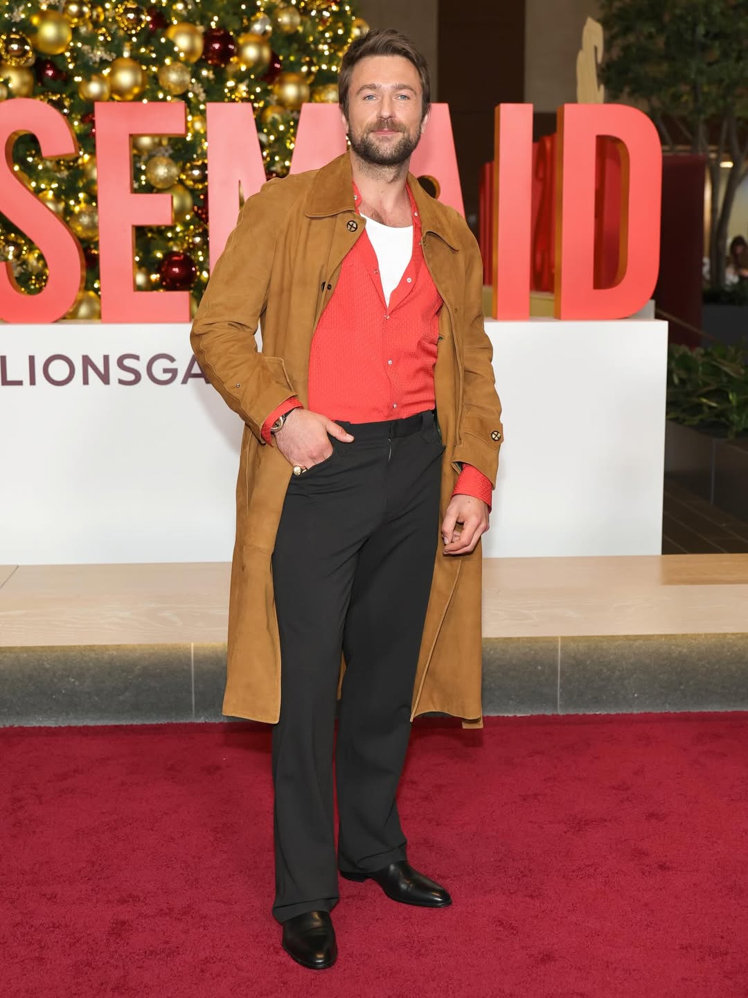 Аманда Сейфрид и Сидни Суини на красной дорожке премьеры их фильма «The Housemaid»