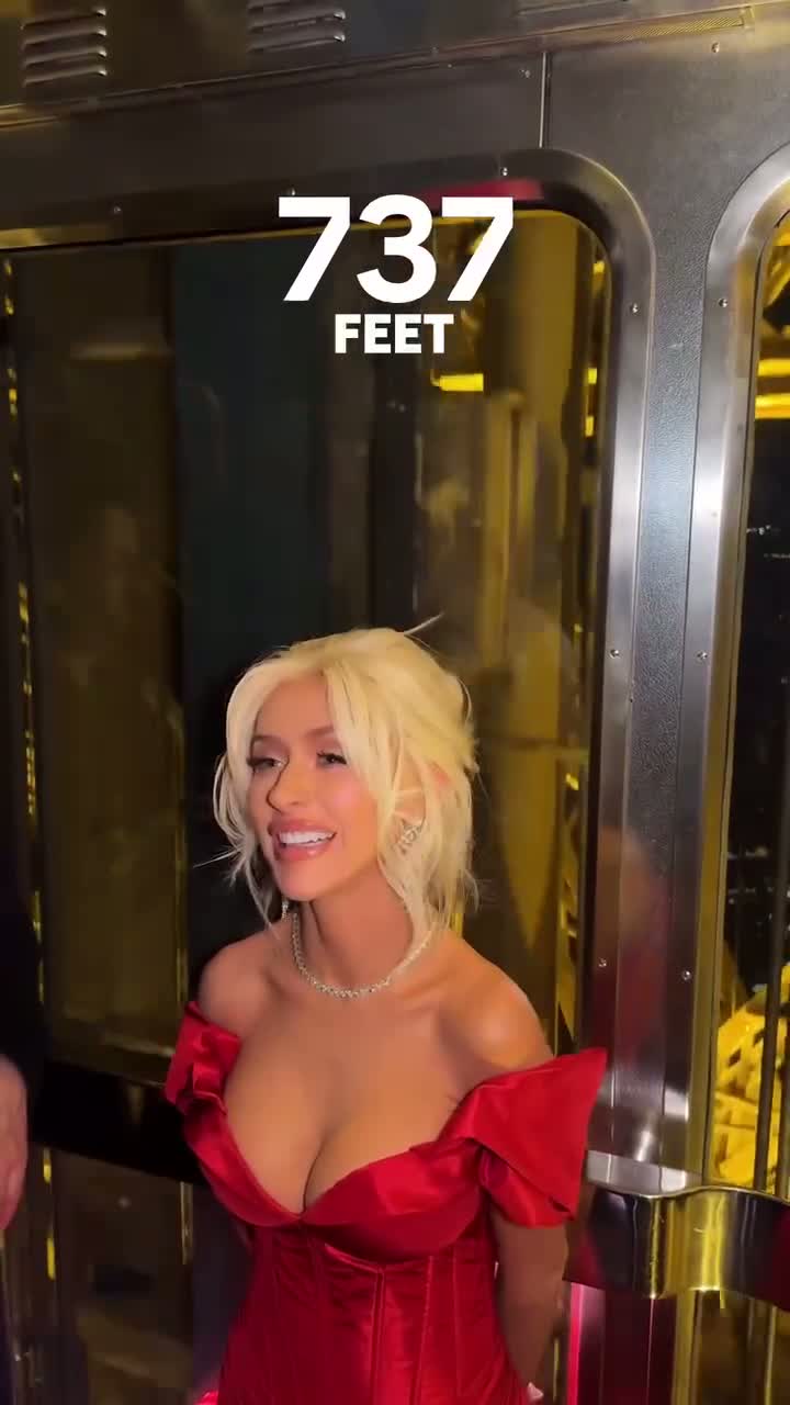 Кристина Агилера поднялась на вершину Эйфелевой башни