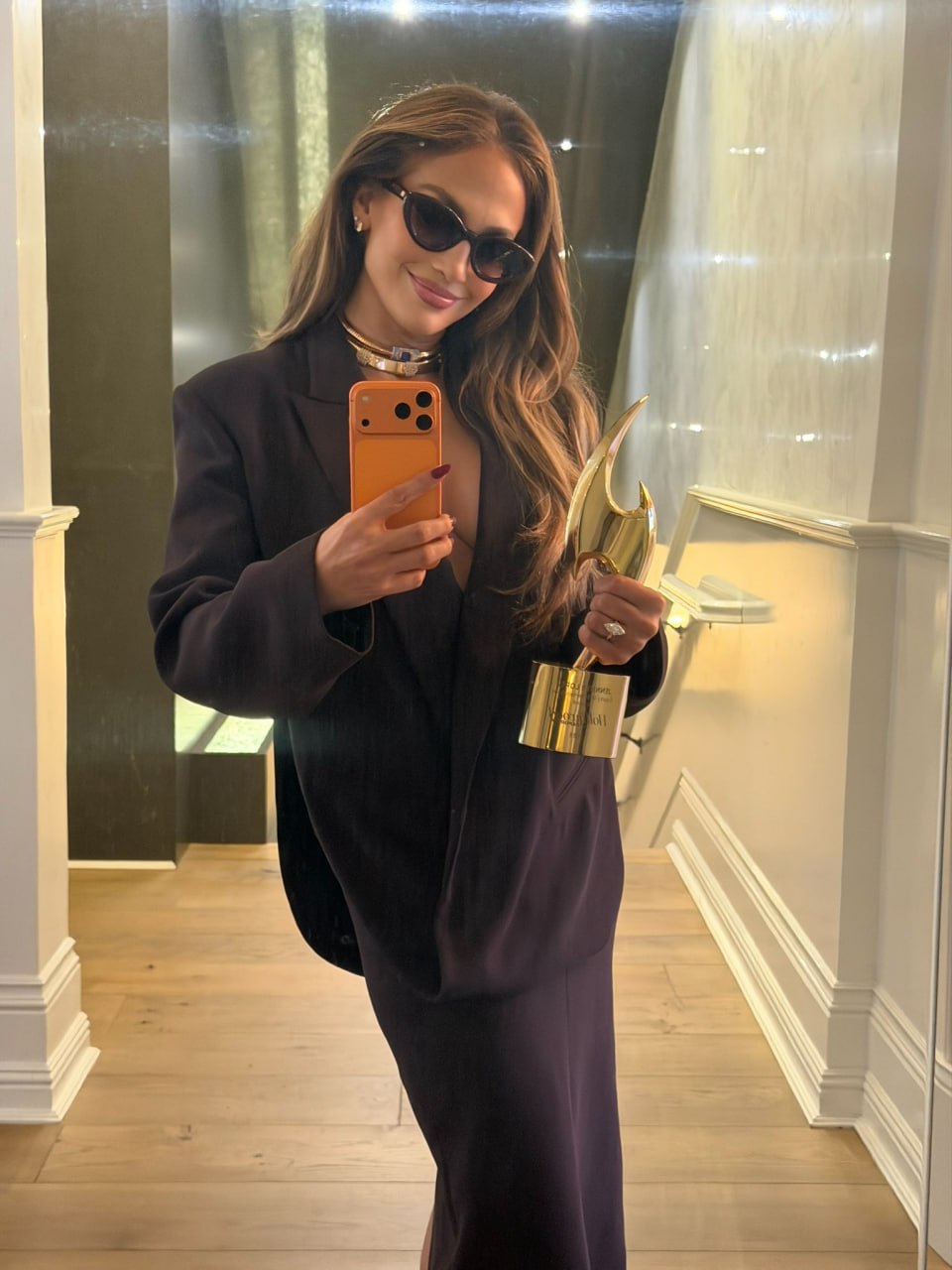 Дженнифер Лопес получила награду Equity in Entertainment Award на гала-завтраке «Женщины в сфере развлечений»