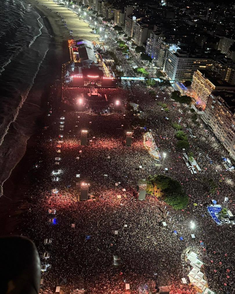 В Копакабане в Бразилии установили скульптуру «лапа монстра» в честь Леди Гаги и ее рекордного концерта, посетившего 2,5 миллиона человек