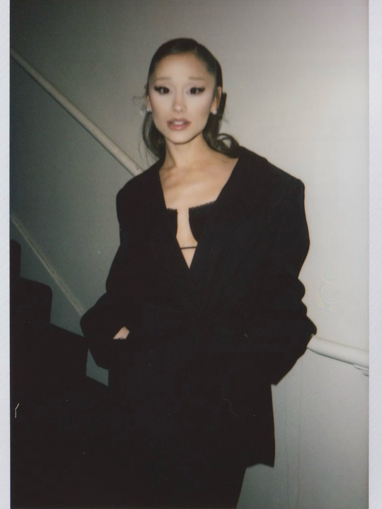 Доброе пятничное утро с новыми фотографиями прекрасной Арианы Гранде