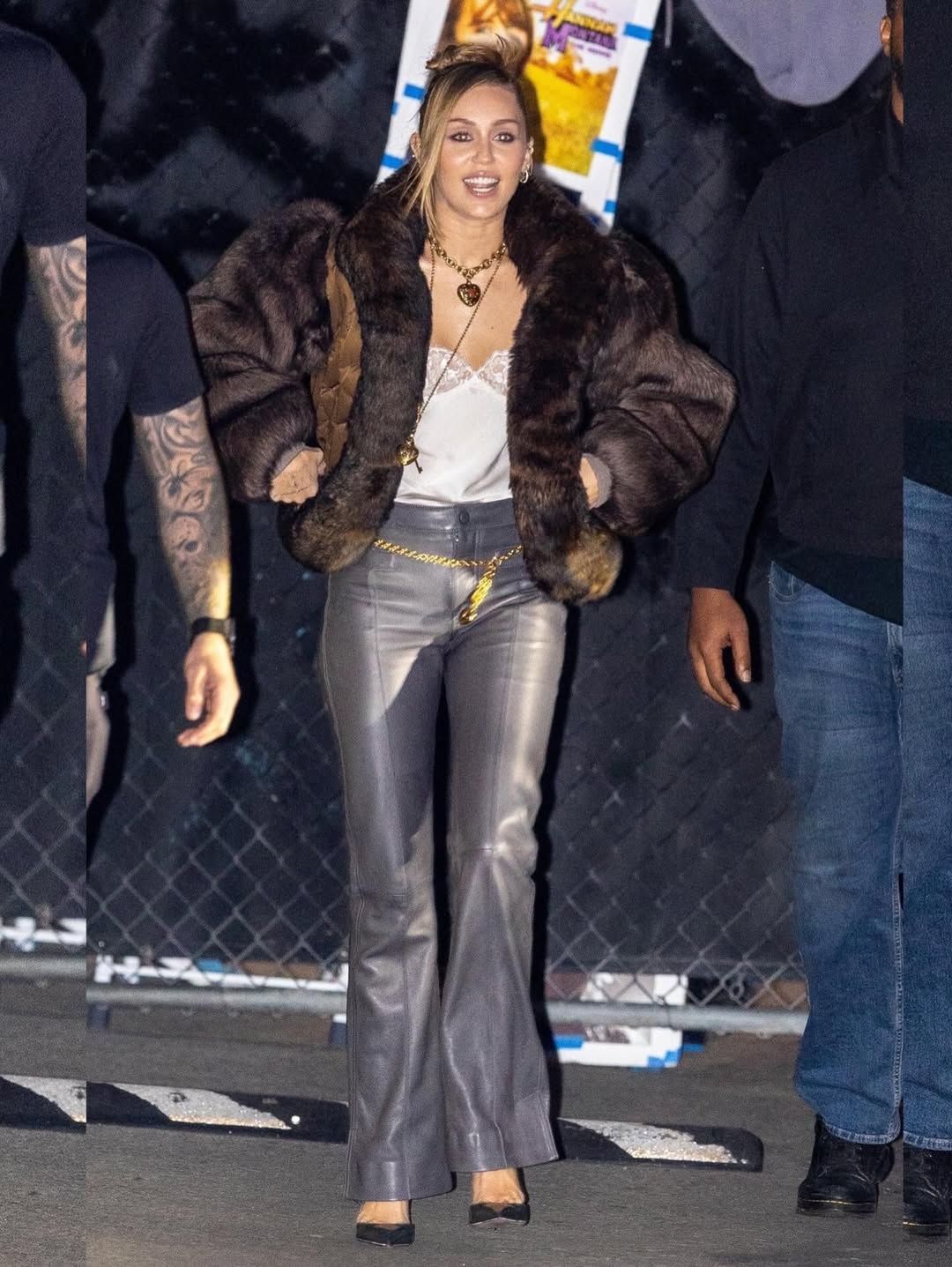 Майли Сайрус попала в объективы папарацци по пути в студию, где давала интервью для шоу «Джимми Киммел в прямом эфире»