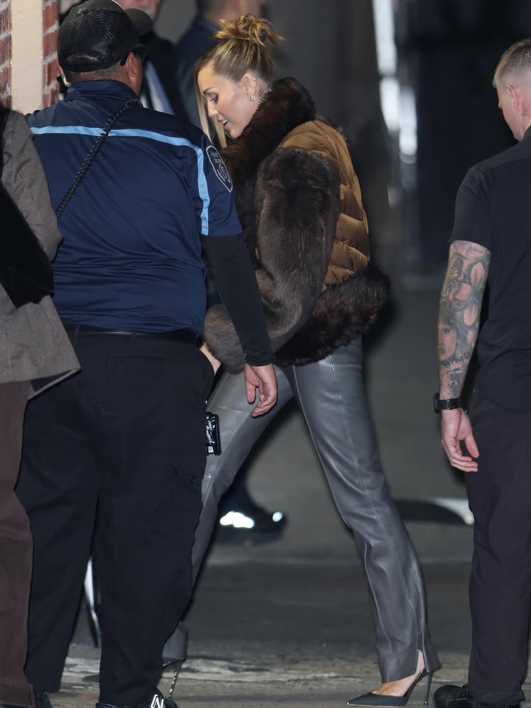 Майли Сайрус попала в объективы папарацци по пути в студию, где давала интервью для шоу «Джимми Киммел в прямом эфире»