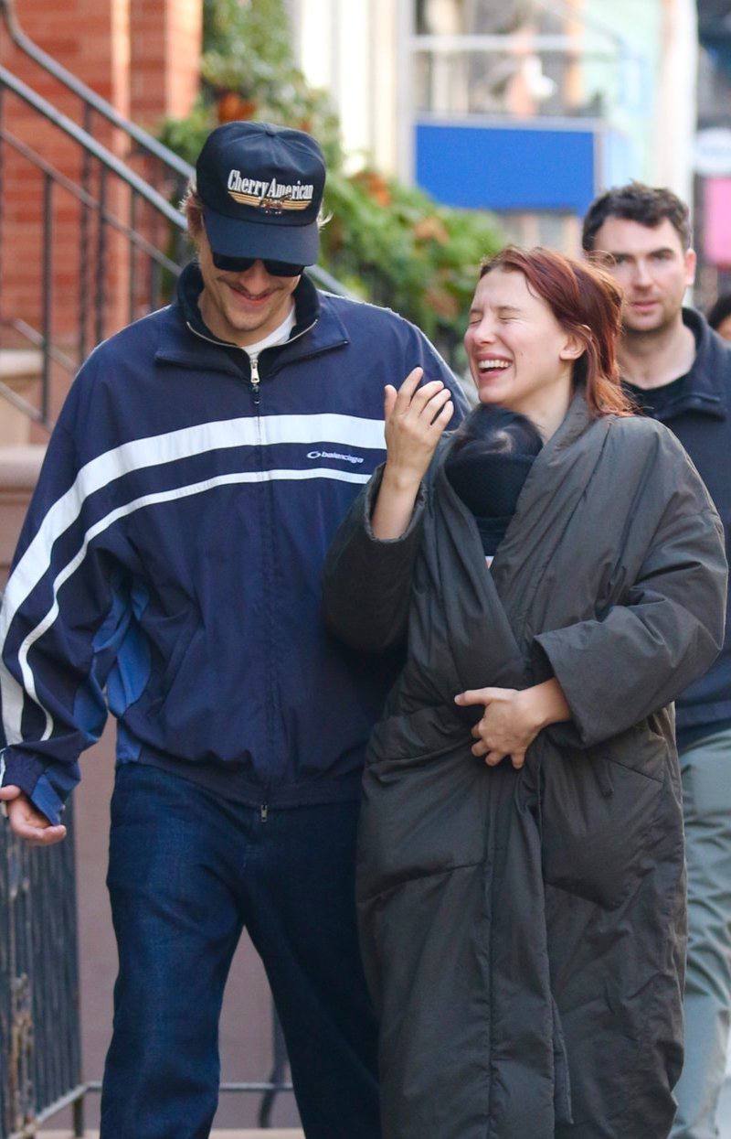 Милли Бобби Браун со своим мужем Джейком Бонджови и дочерью в Нью-Йорке