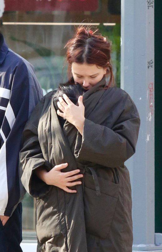 Милли Бобби Браун со своим мужем Джейком Бонджови и дочерью в Нью-Йорке