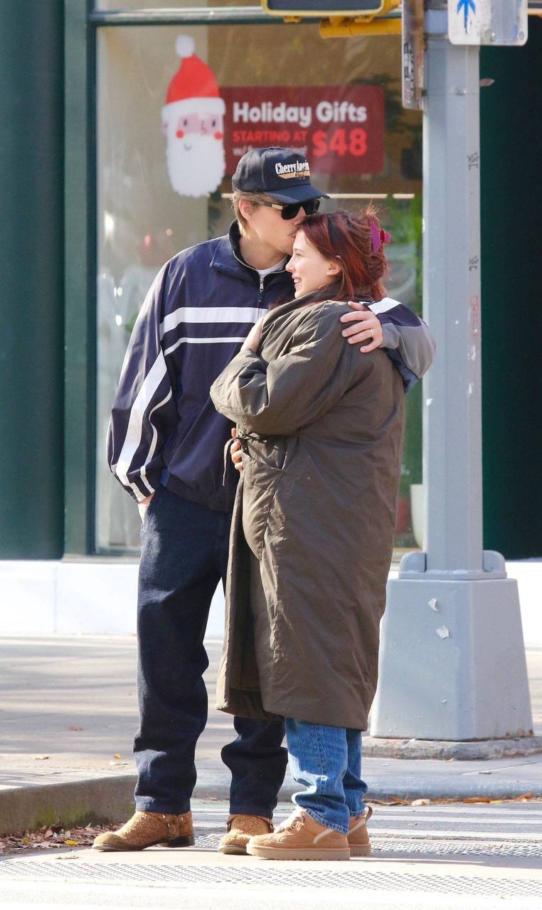 Милли Бобби Браун со своим мужем Джейком Бонджови и дочерью в Нью-Йорке