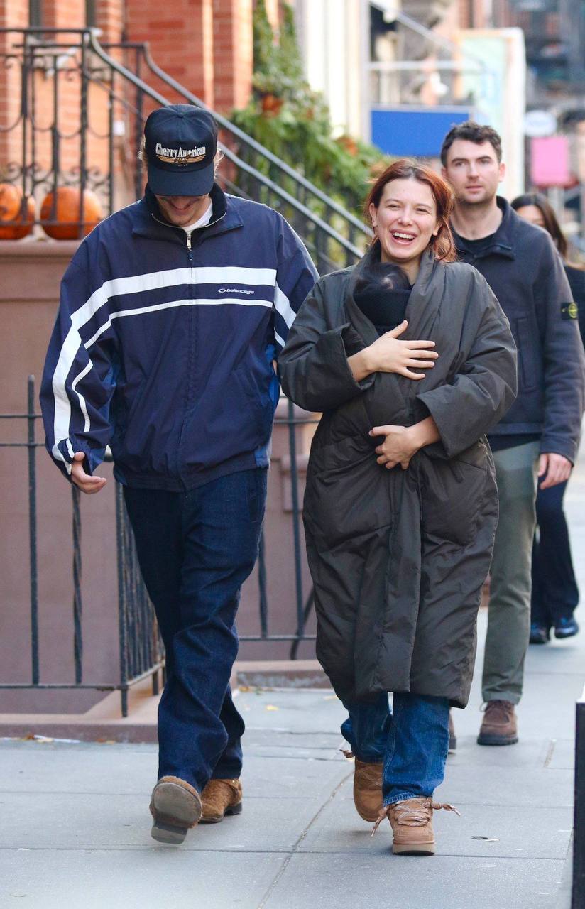 Милли Бобби Браун со своим мужем Джейком Бонджови и дочерью в Нью-Йорке