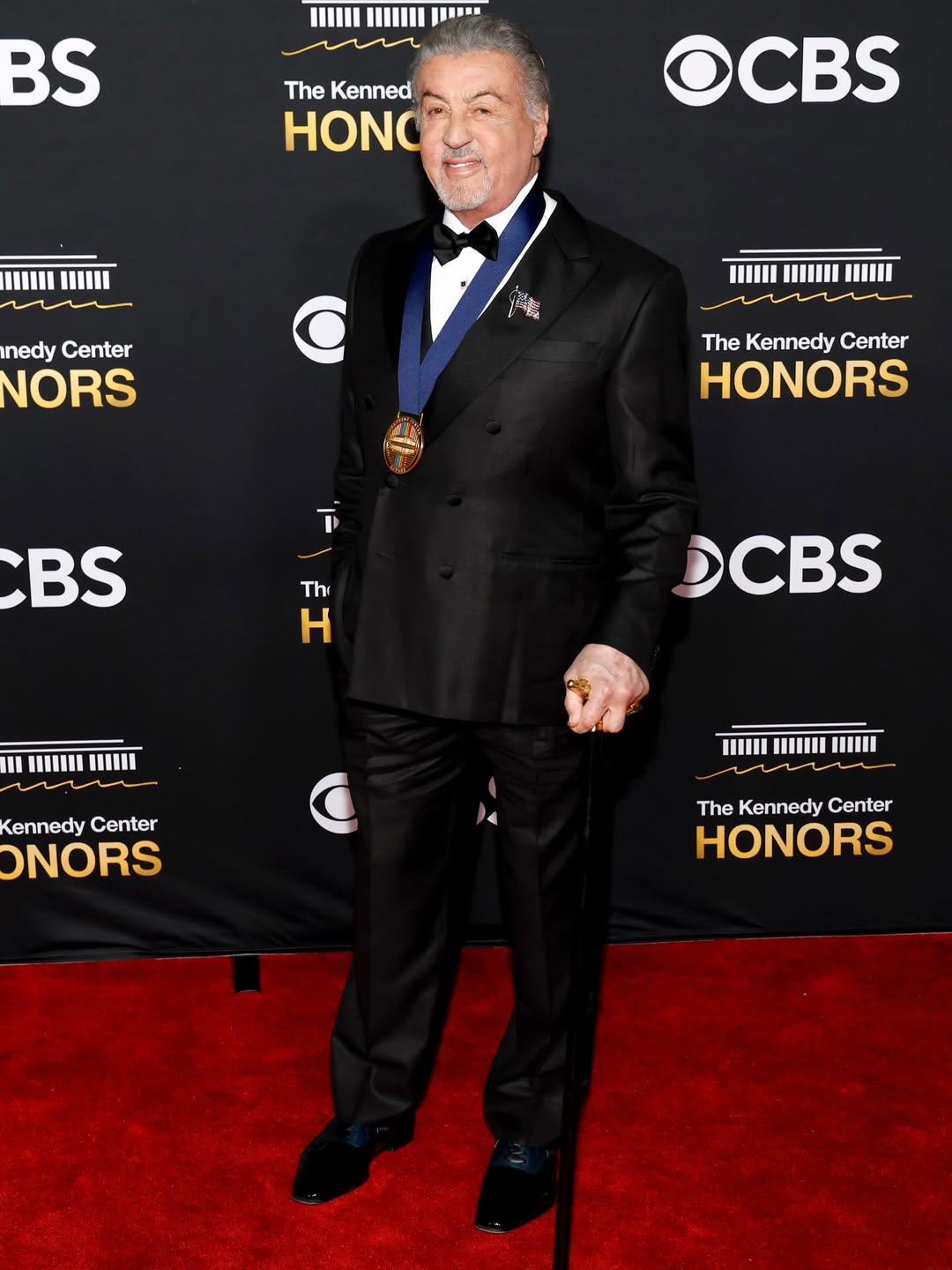 Сильвестра Сталлоне заметили с тростью во время посещения премии Центра Кеннеди в 2025 году