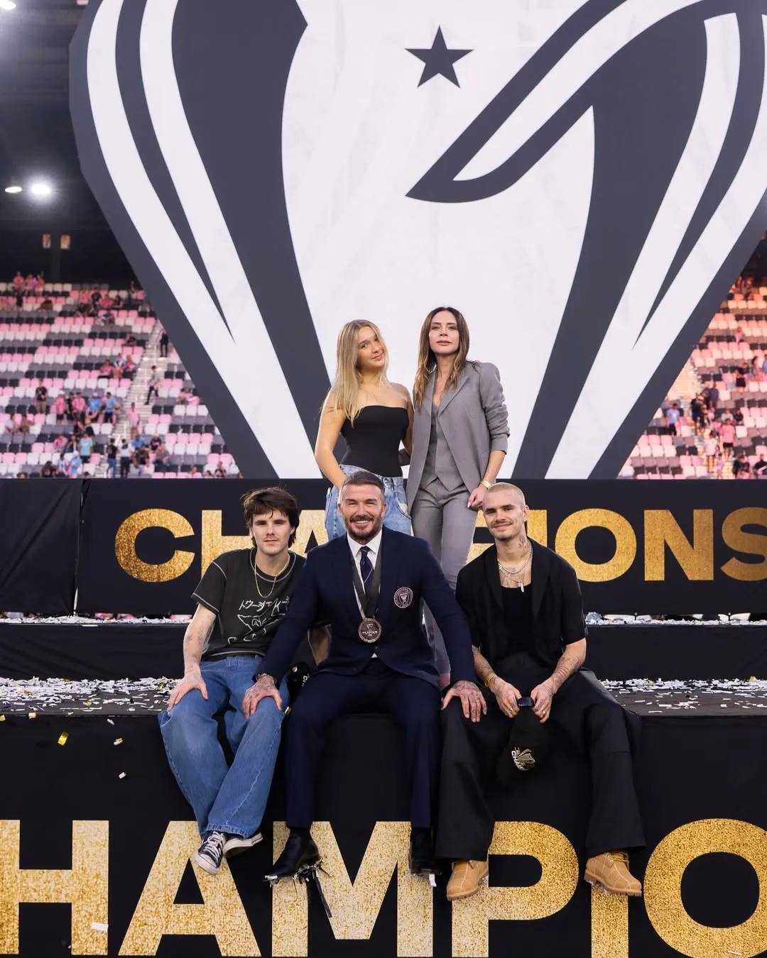 Дэвид Бекхэм с женой Викторией и детьми отпраздновал победу своего клуба "Интер Майами"