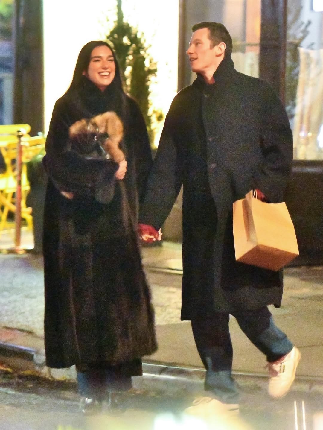 Папарацци запечатлели Дуа Липу с женихом Каллумом Тернером