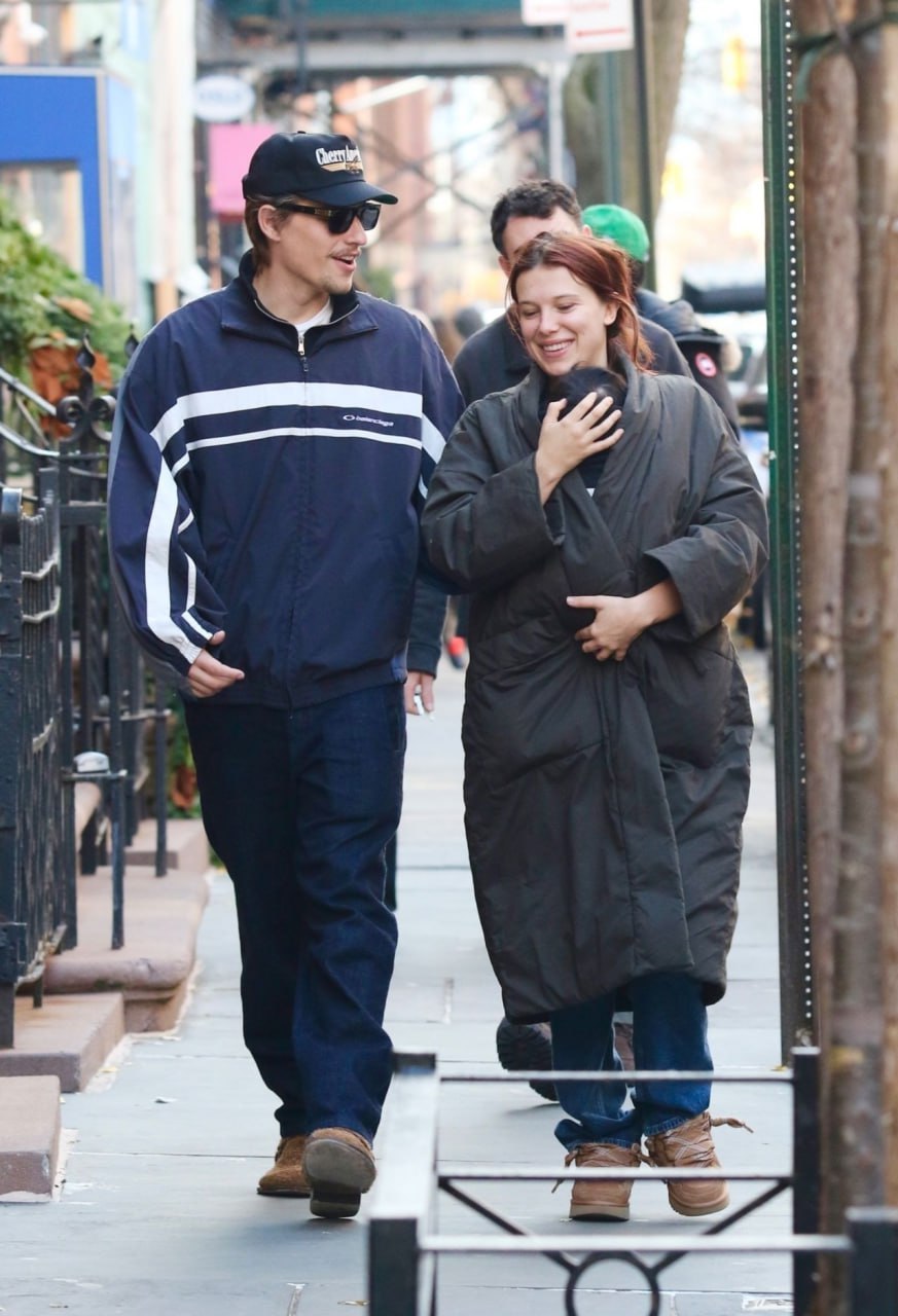 Милли Бобби и Джейк Бонджови гуляют с дочерью в Нью-Йорке