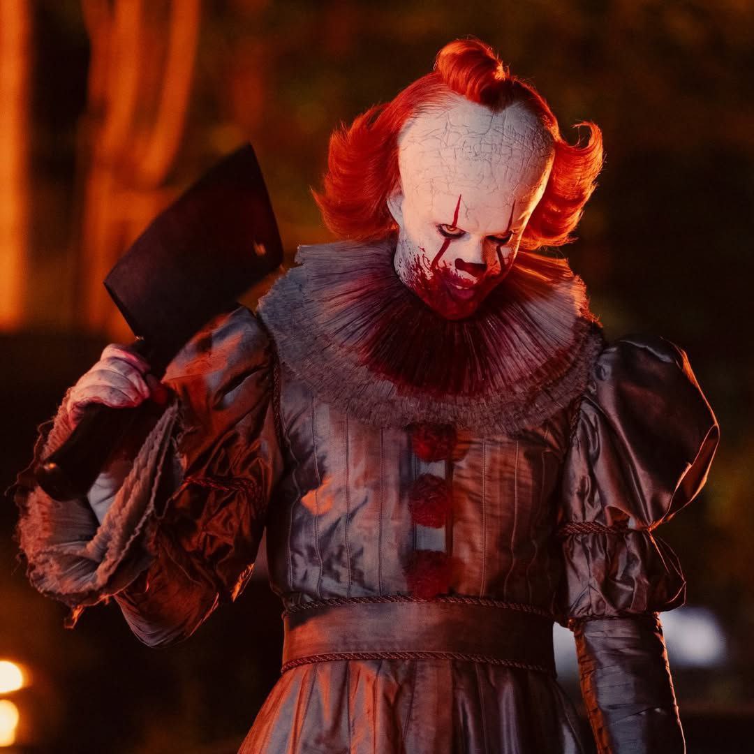 За кадром седьмого эпизода «Добро пожаловать в Дерри» – Билл Скарсгард в пугающем облике Пеннивайза