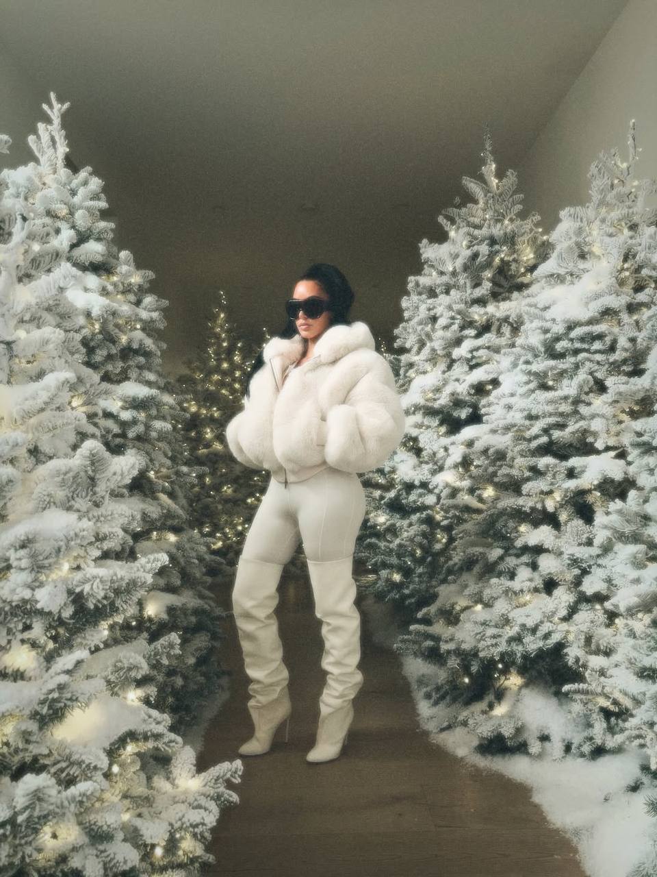 Ким Кардашьян на новых фотографиях