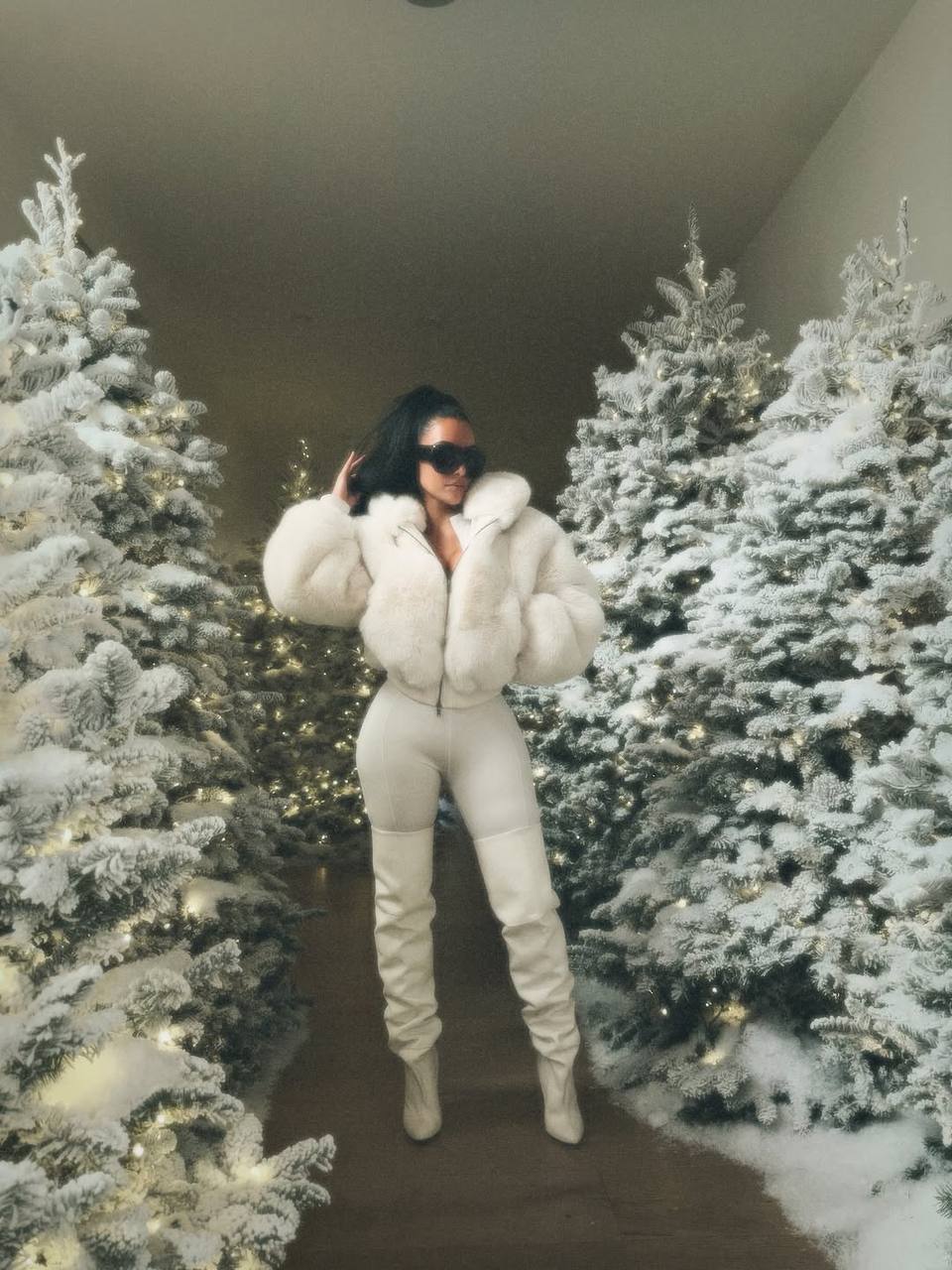 Ким Кардашьян на новых фотографиях