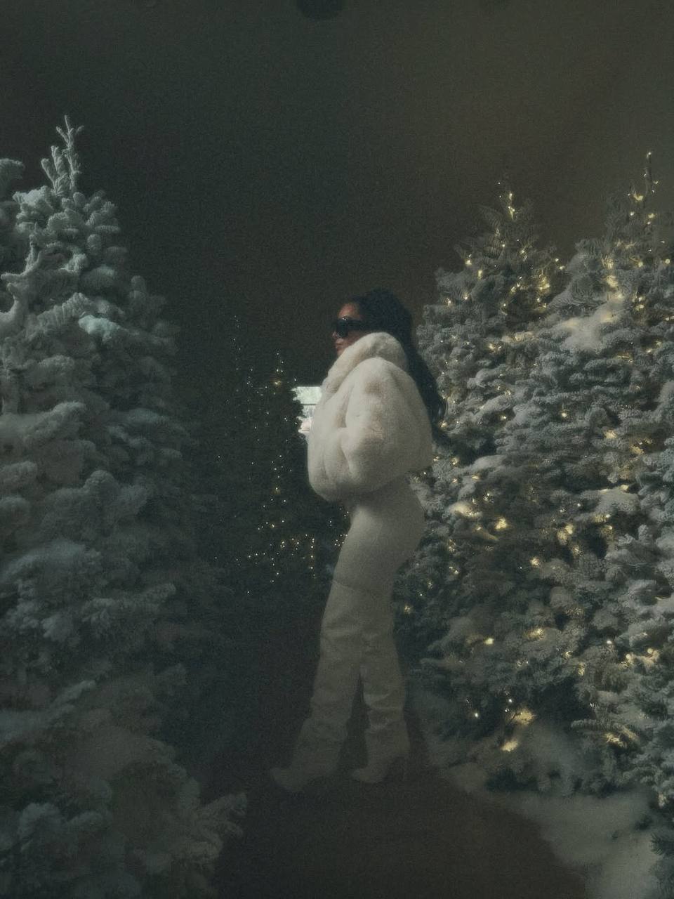 Ким Кардашьян на новых фотографиях