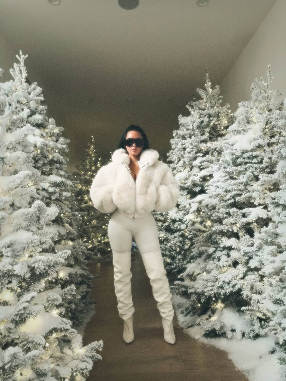 Ким Кардашьян на новых фотографиях