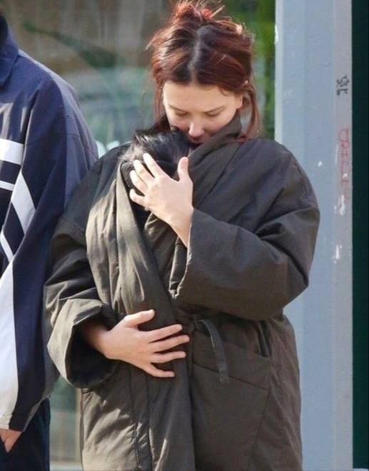 В сеть попали новые кадры Милли Бобби Браун с прогулки с дочерью