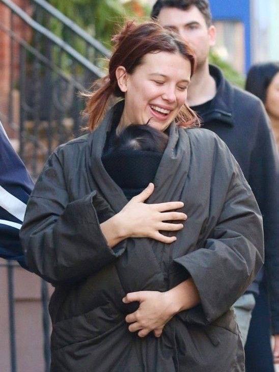 В сеть попали новые кадры Милли Бобби Браун с прогулки с дочерью