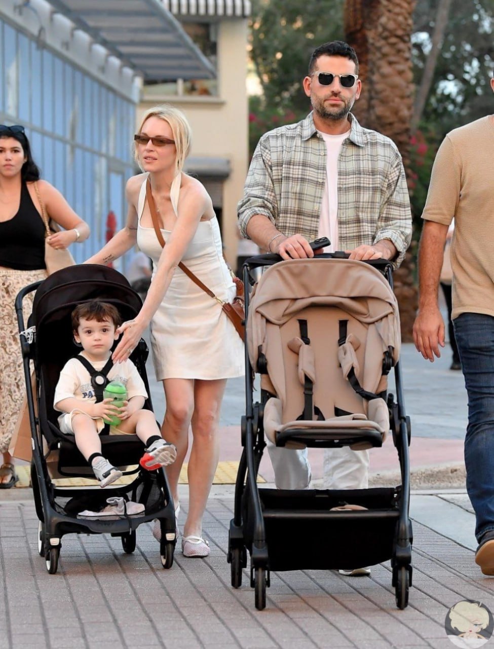  Линдси Лохан вместе с мужем Бадером Шаммасом и  сыном Луаем на прогулке в Майами